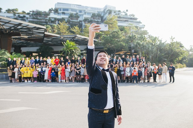 TS. BS Hoàng Thanh Tuấn cùng đội ngũ gần 200 nhân viên của Dr Hoàng Tuấn